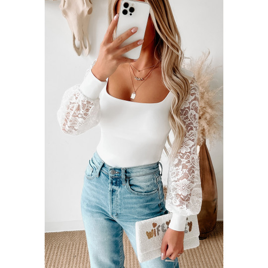 Valkoinen body pitsihihoilla