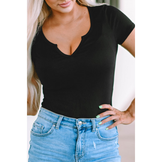 Musta lyhythihainen v-body