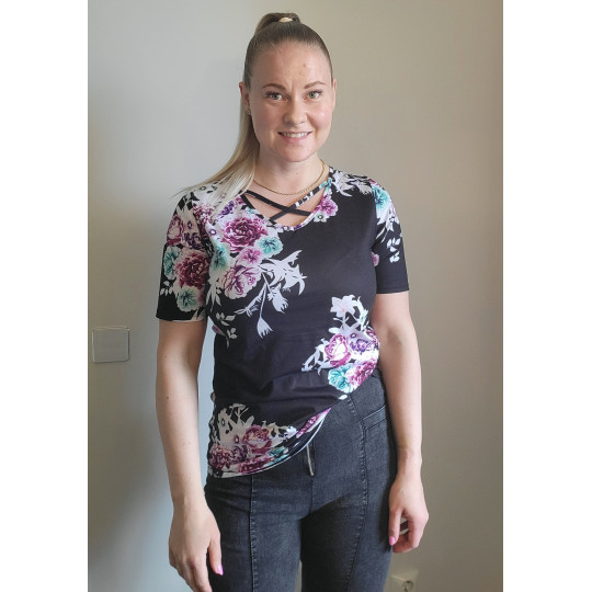 Musta ristikkokoristeinen...