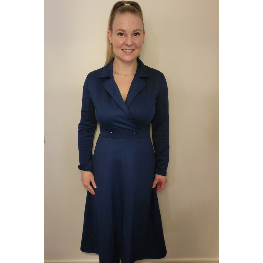 Tummansininen takkimekko...