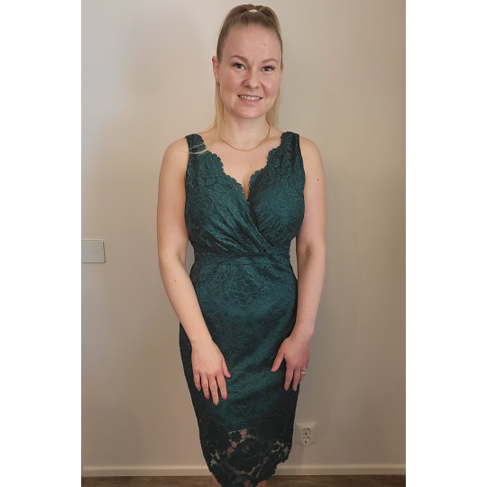 Green wrap-look v-lace dress