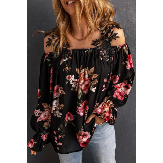 Svart blus med blommönster...